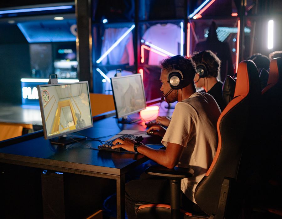 Jogador de eSports em setup gamer com iluminação neon